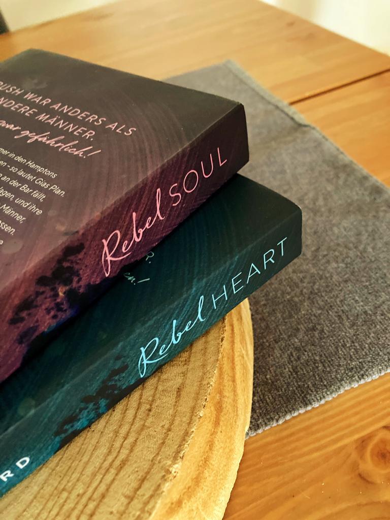 Mehr über den Artikel erfahren //Sammelrezension// Rebel Soul & Rebel Heart – Vi Keeland und Penelope Ward