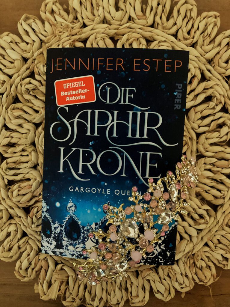 Mehr über den Artikel erfahren //Rezension// Die Saphirkrone – Gargoyle Queen 1 – Jennifer Estep