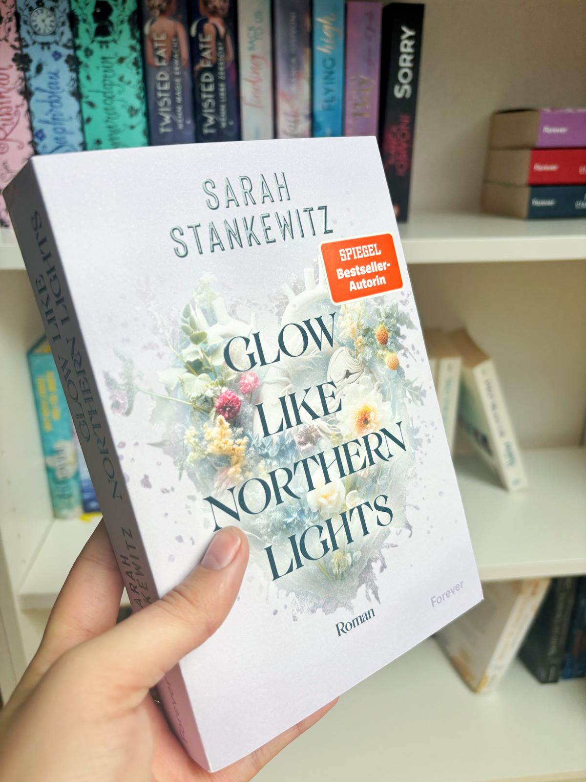 Mehr über den Artikel erfahren //Rezension// Glow Like Northern Light – Sarah Stankewitz